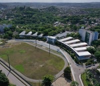 Vista aérea do campus da Universidade Federal de Pernambuco em Recife, com prédios acadêmicos e áreas verdes.