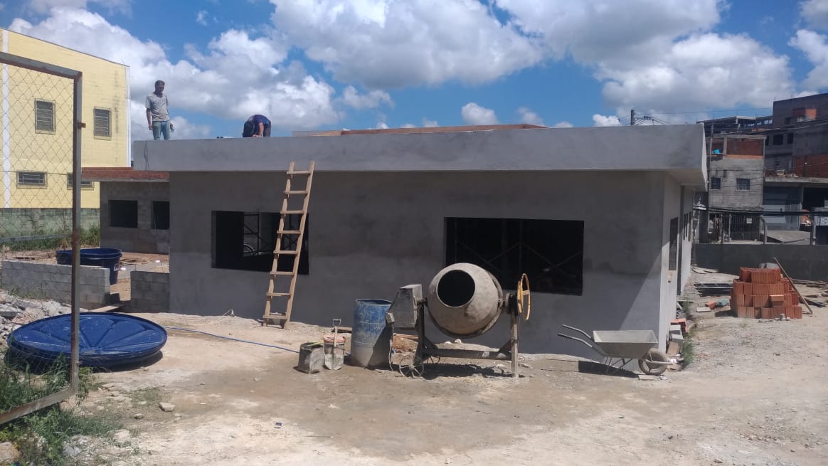 Cena urbana com obras em Ferraz de Vasconcelos