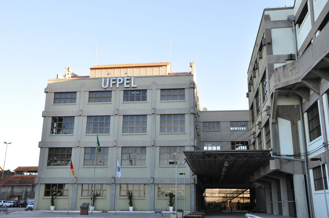 Fachada do Campus Anglo (Reitoria) da UFPel, em Pelotas RS