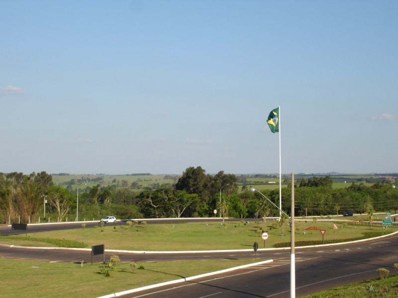 Paisagem urbana no interior paulista, dia claro