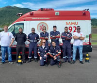 Equipe do SAMU 192 em Santa Catarina ao lado de ambulância, em ambiente urbano