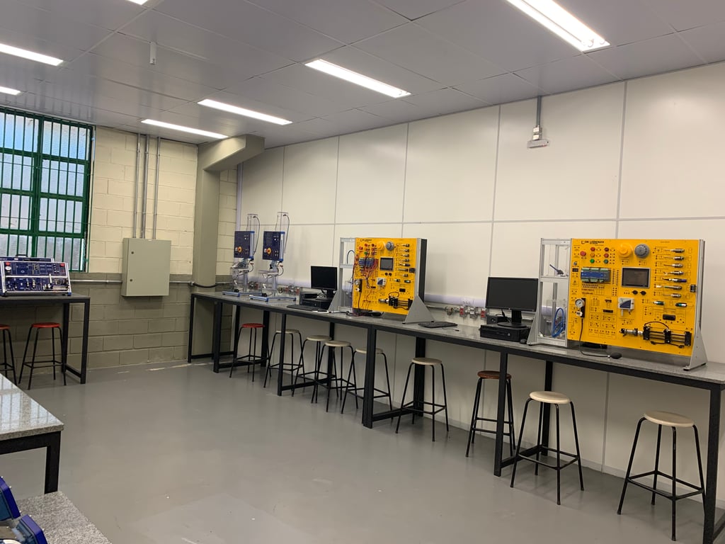Laboratório didático de Química com bancadas e equipamentos em ambiente educacional técnico