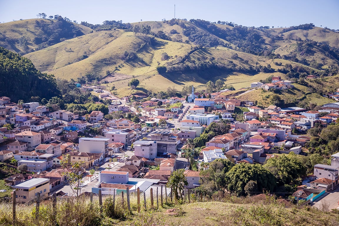 Vista aérea de Tocos do Moji MG, cidade serrana no Sul de Minas, com montanhas ao fundo