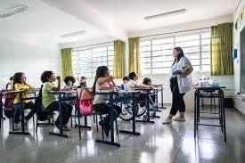 Professora em sala de aula, interação com alunos