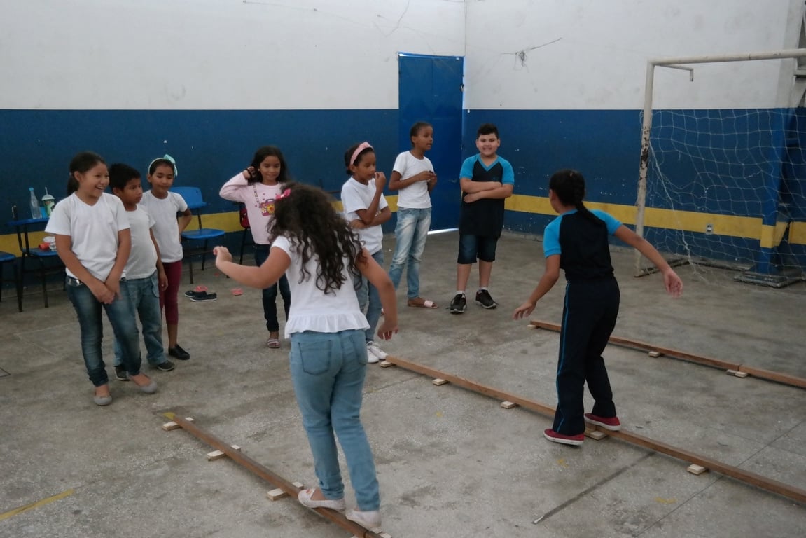 Atividade de educação física em escola brasileira
