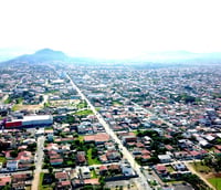 Vista aérea de Capivari de Baixo, na região da AMUREL em Santa Catarina.