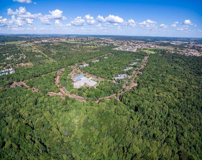 Vista aérea de Brasilândia MS, com área urbana integrada à vegetação e céu aberto