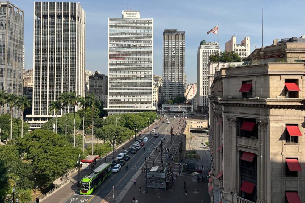 Paisagem urbana no interior de São Paulo, com rua arborizada em dia ensolarado