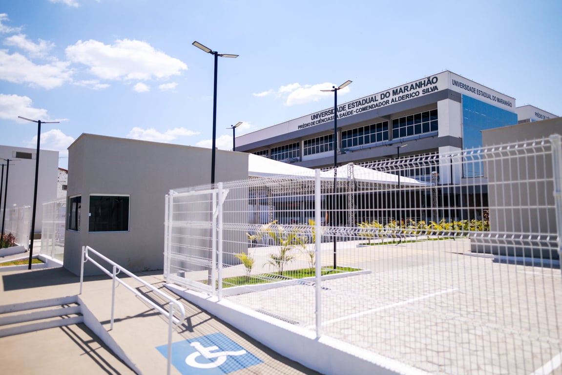 Entrada de campus da UEMA, fachada institucional em perspectiva horizontal
