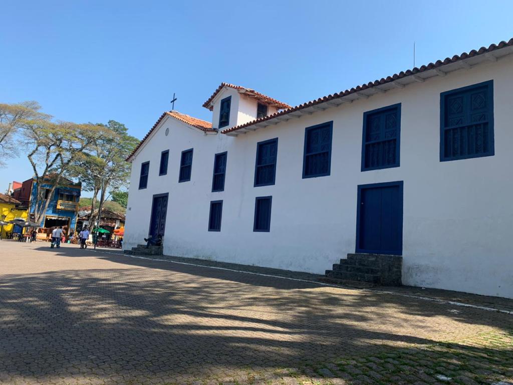 Centro histórico de Embu das Artes, com igreja e feira de artes e artesanato