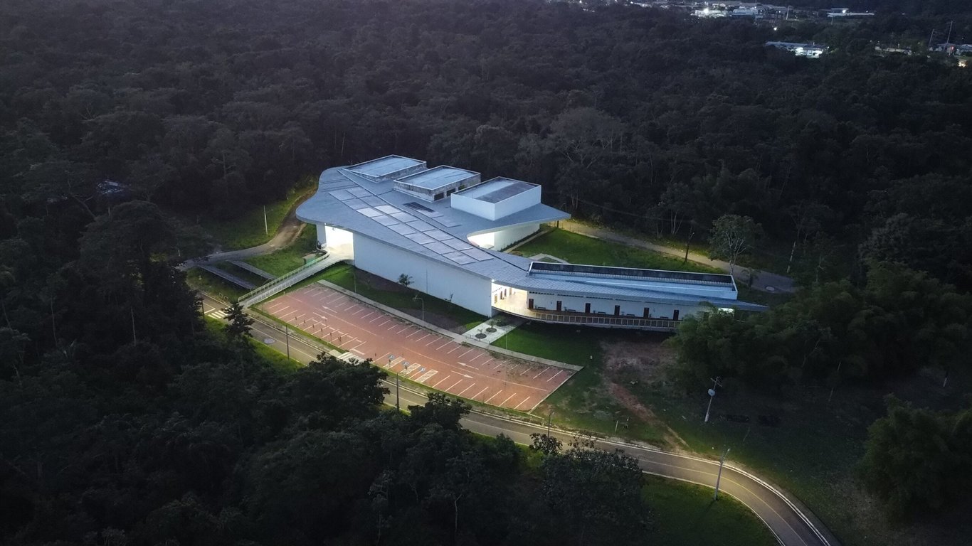 Prédio acadêmico cercado por área verde na Amazônia