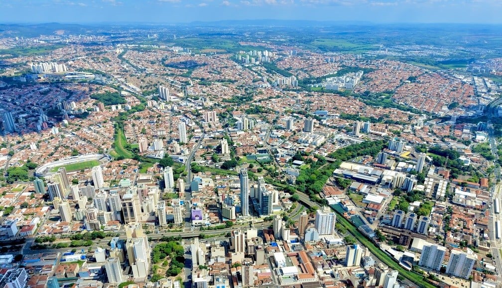 Vista aérea da Região Metropolitana de Campinas, com eixos viários e área urbana