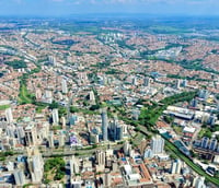 Vista aérea da Região Metropolitana de Campinas, destacando áreas viárias e urbanas.