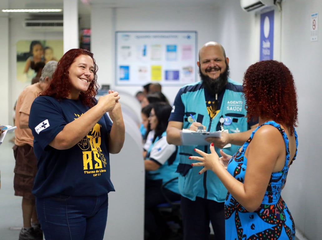 Profissionais do SUS em atendimento em unidade básica de saúde