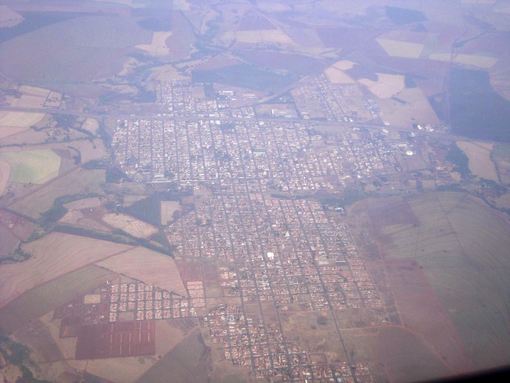 Vista aérea de cidade do interior paulista com quadras bem definidas e céu limpo