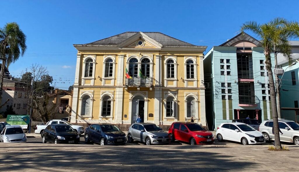 Paisagem urbana de Vacaria RS ao fim da tarde, com arquitetura típica e araucárias