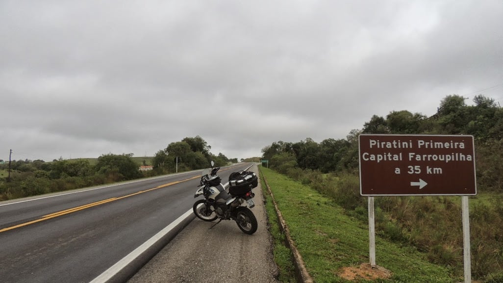 Estrada na região de fronteira em Aceguá RS, com campo de pampa ao fundo