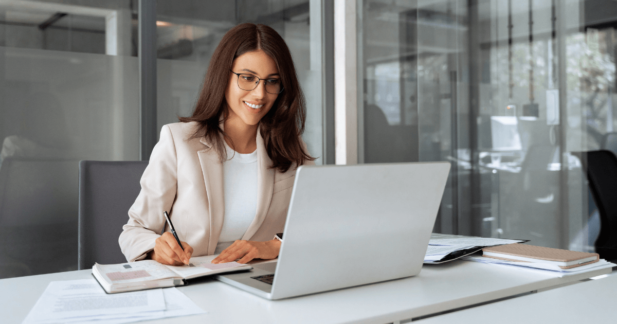 Profissional de contabilidade analisando relatórios em ambiente corporativo de saúde