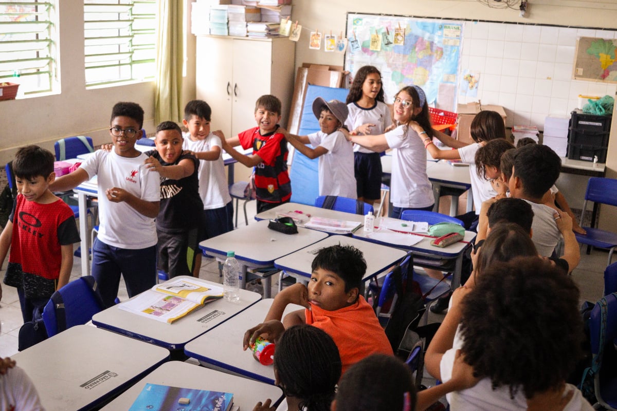Ambiente escolar em aula, representando o contexto educacional da EJA