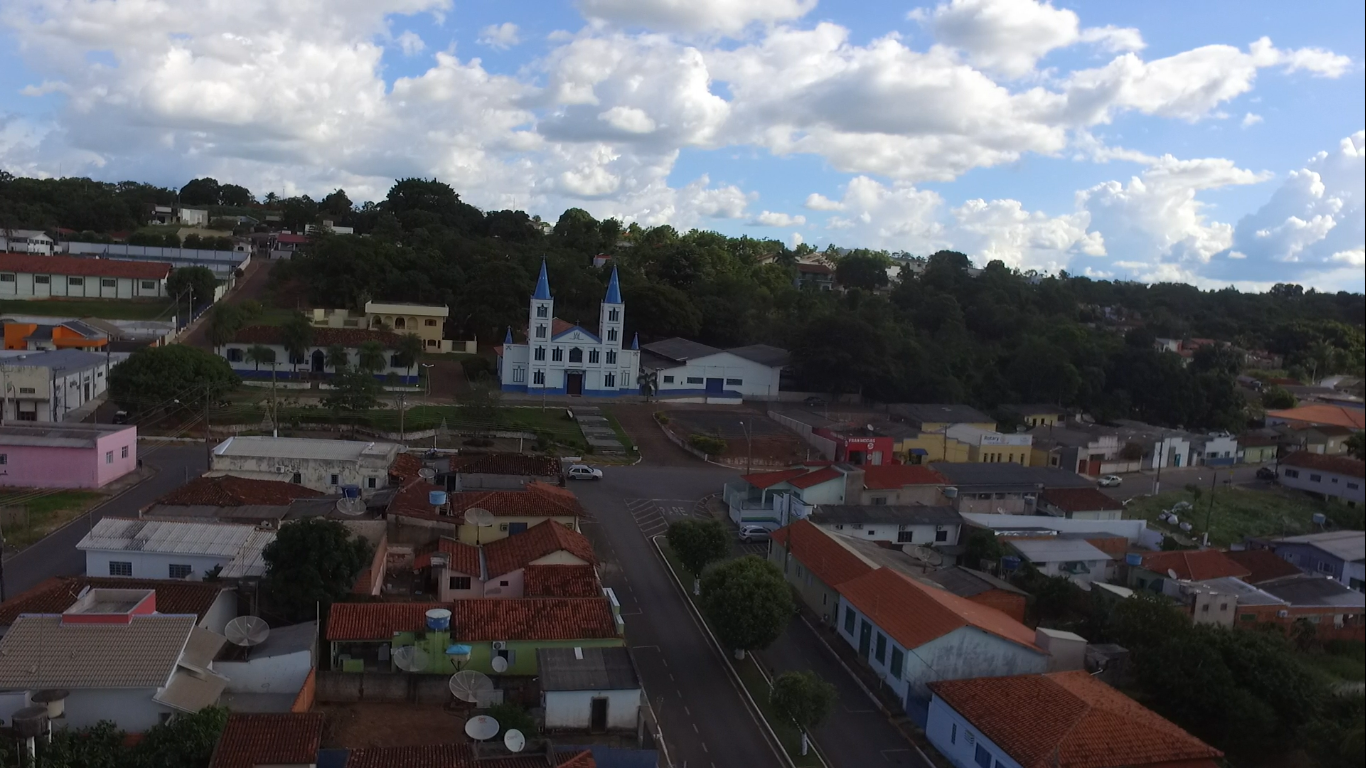 Vista aérea de Diamantino MT ao entardecer, com área urbana e igreja ao fundo