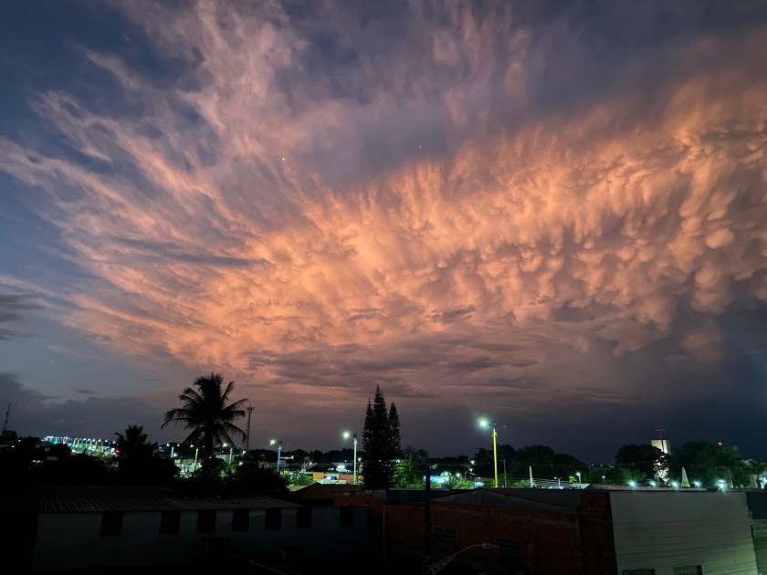 Entardecer com luz urbana ao fundo
