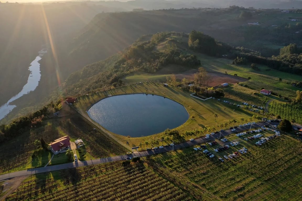 Vista panorâmica do Rio das Antas e vinhedos na região de Nova Pádua