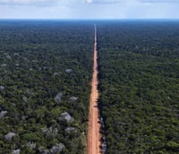 Vista aérea da BR-230 (Transamazônica) em Novo Repartimento PA; processo seletivo para técnico em enfermagem na zona rural.