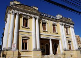 Vista aérea de Joaçaba, no Meio-Oeste de Santa Catarina, com o Rio do Peixe ao centro da paisagem urbana
