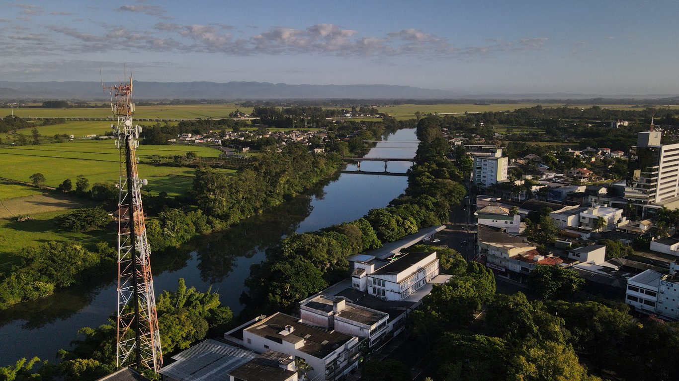 Vista aérea de Araranguá SC, com o Rio Araranguá ao centro