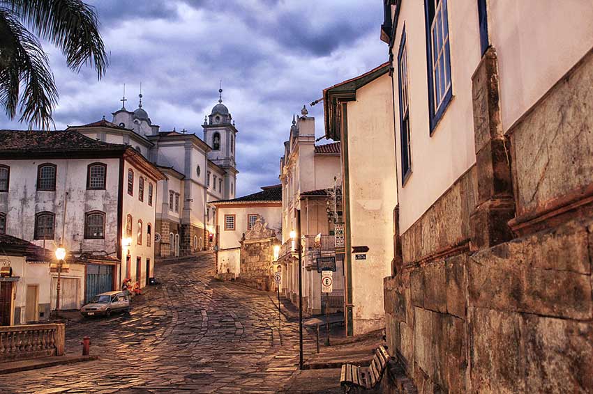 Centro histórico em cidade do interior de Minas Gerais ao entardecer