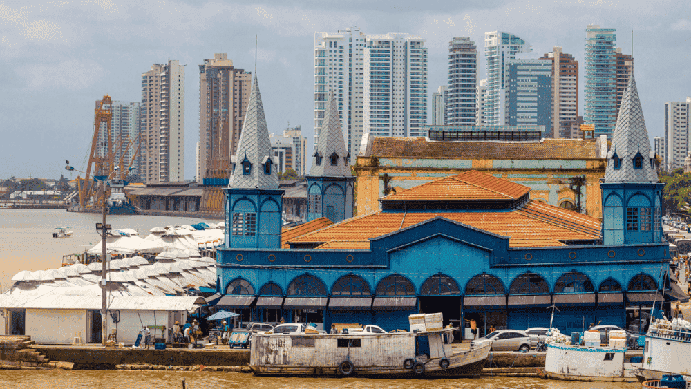 Belém do Pará ao entardecer, com área ribeirinha e prédios históricos ao fundo