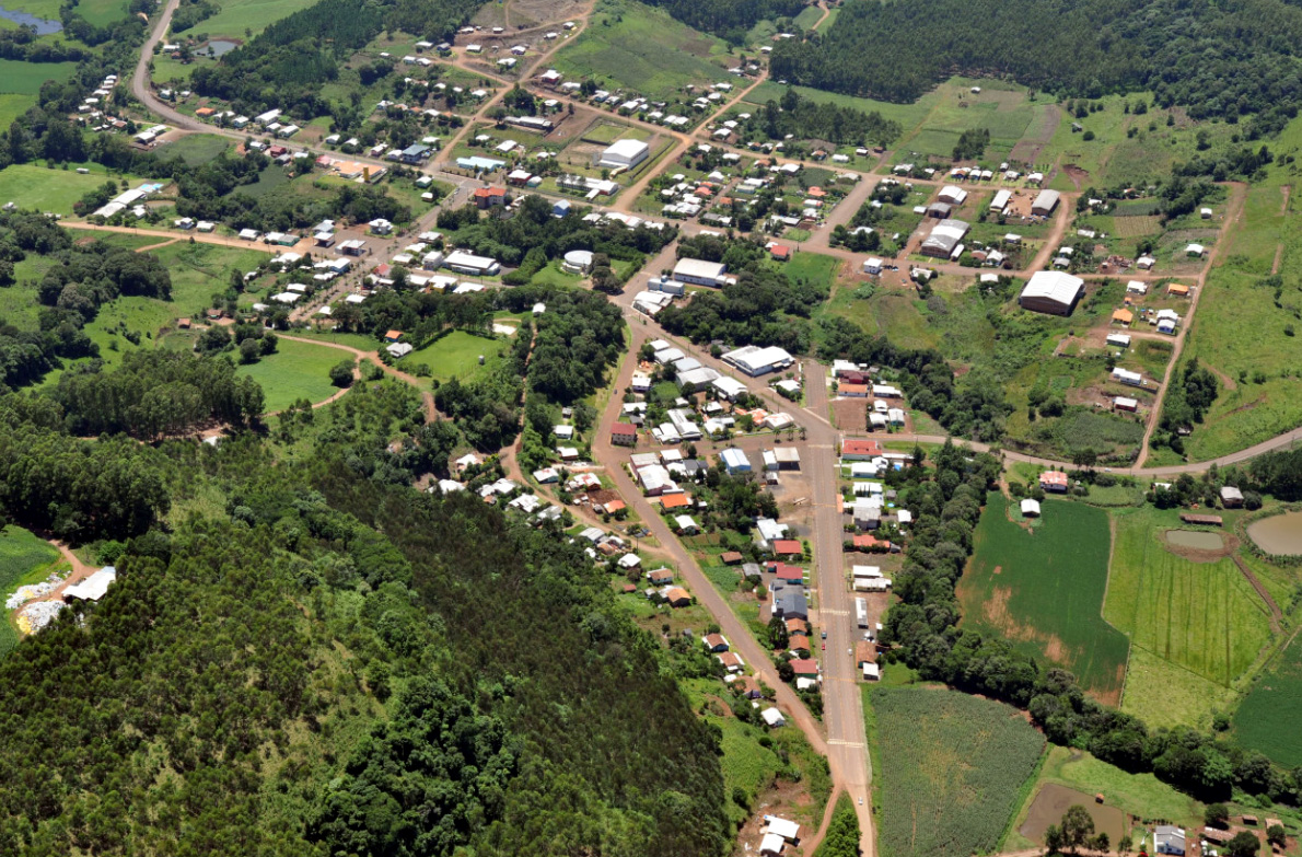 Vista aérea de Irati SC, com áreas verdes e núcleo urbano ao fundo