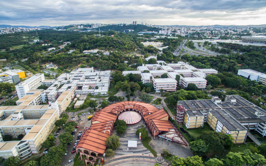 Vista aérea do campus da UFMG, na Pampulha, com prédios e áreas verdes ao redor