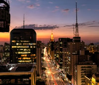 São Paulo ao entardecer, prédios e via movimentada simbolizando oportunidades.