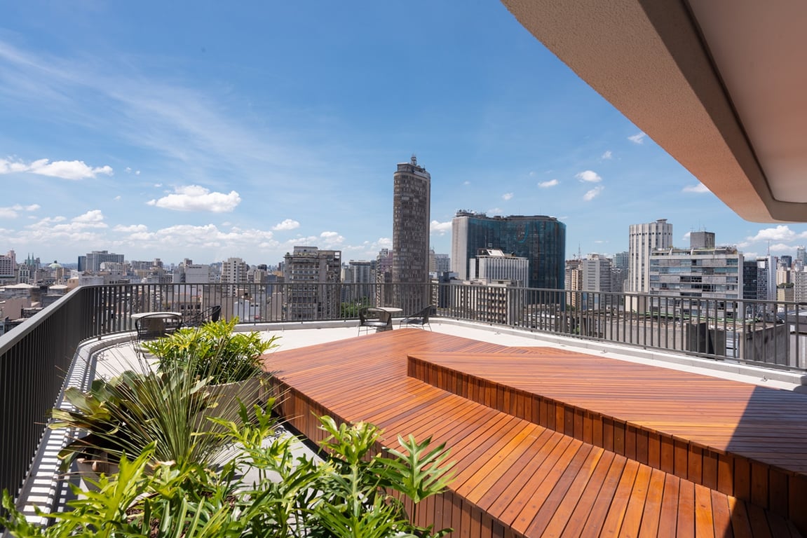 Vista do centro de Assis, São Paulo, ao entardecer, com praças e prédios baixos do interior paulista