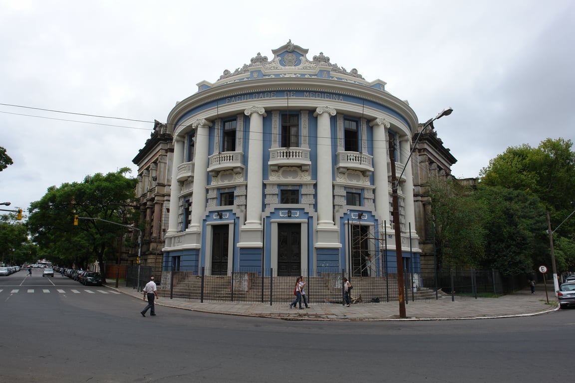 Fachada da UFRGS em Porto Alegre, com estudantes circulando