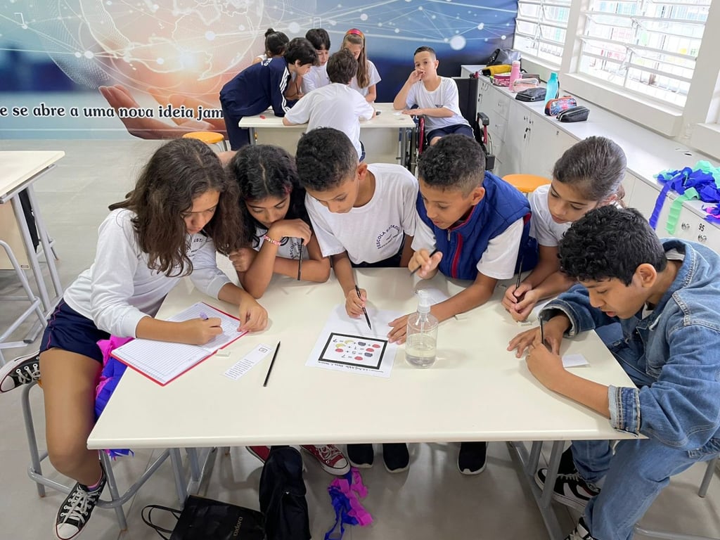 Ambiente escolar com estudantes em atividades pedagógicas
