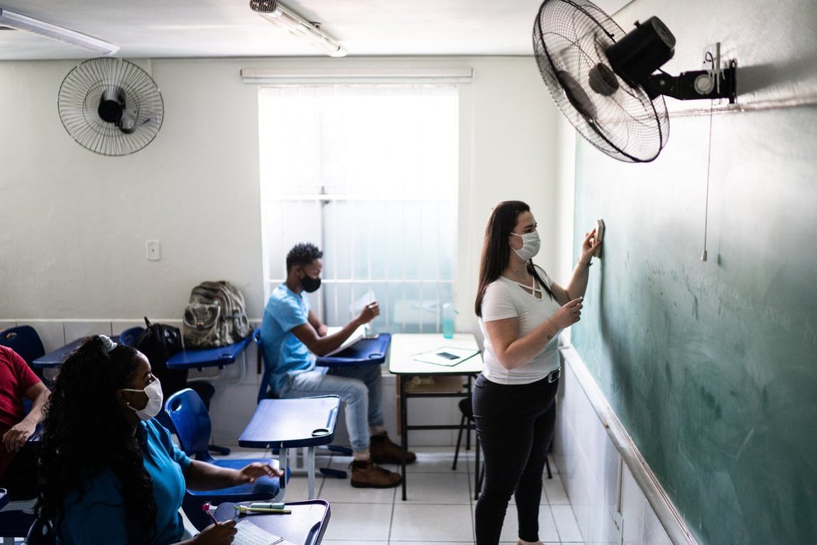 Ambiente escolar em sala de aula da rede pública
