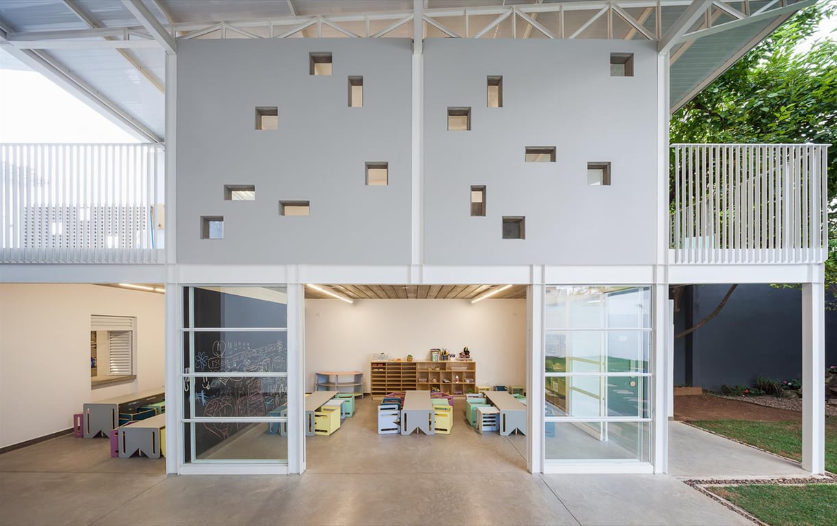 Ambiente educacional moderno em escola técnica, com arquitetura contemporânea e iluminação interna destacada