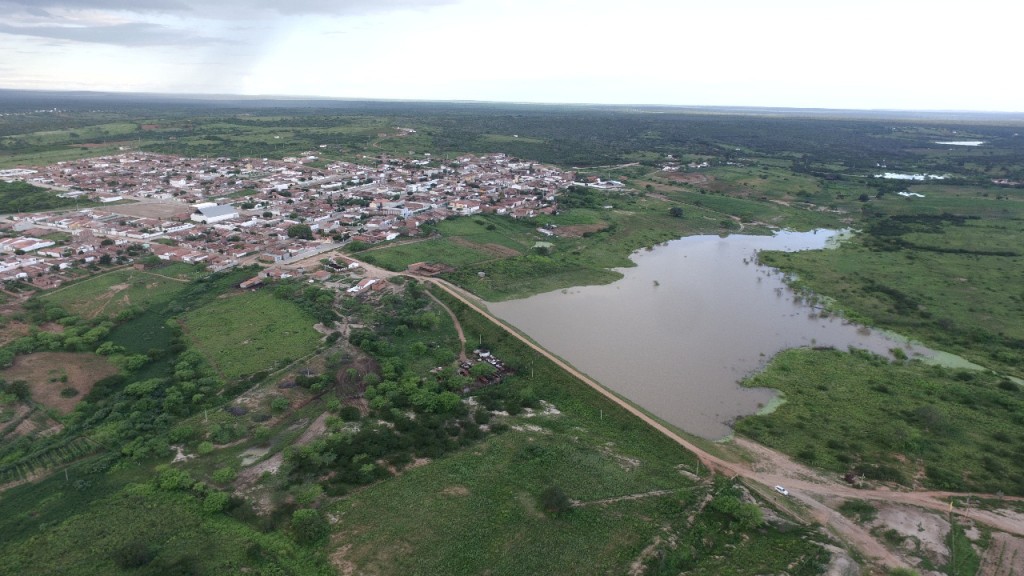Vista aérea de Sossego PB, com área urbana e paisagem semiárida ao fundo
