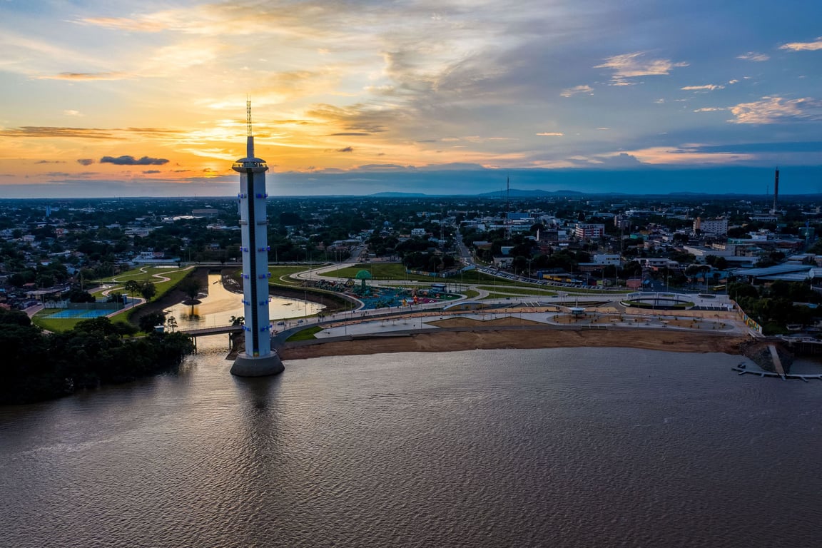 Vista de Boa Vista ao entardecer, com o Rio Branco e ponte em destaque