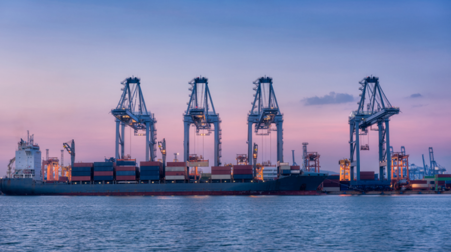 Vista do Porto de Rio Grande ao entardecer, com navios e guindastes