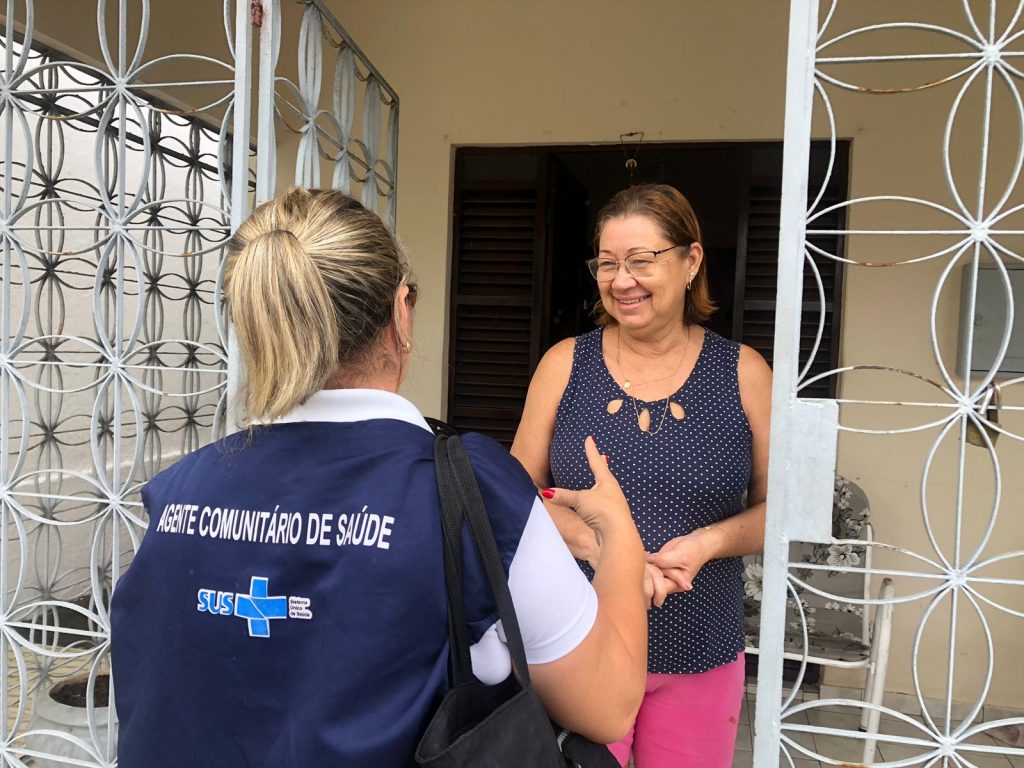 Profissional de saúde em visita domiciliar