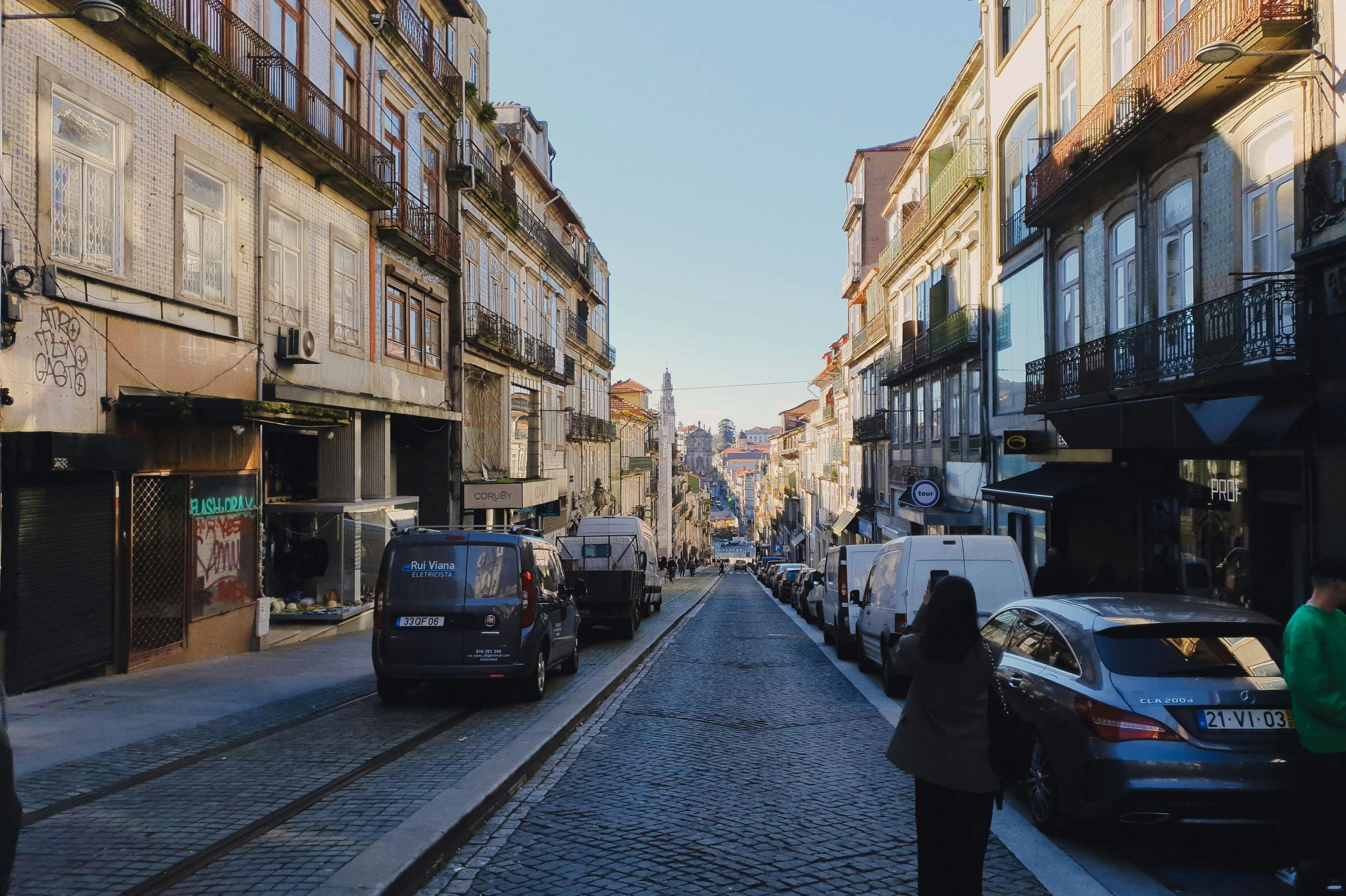 Cenário urbano ilustrativo associado à segurança comunitária