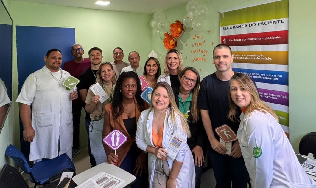 Equipe de profissionais da saúde e administração em ambiente de prefeitura