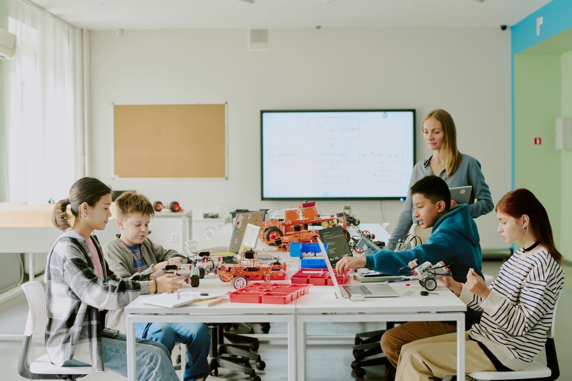 Sala de aula em instituto público, professora e estudantes