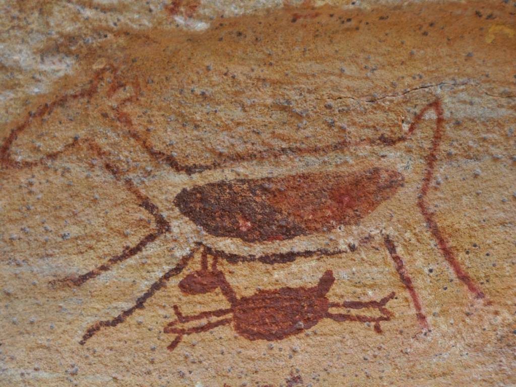 Formações rochosas e pinturas rupestres no Parque Nacional Serra da Capivara ao entardecer