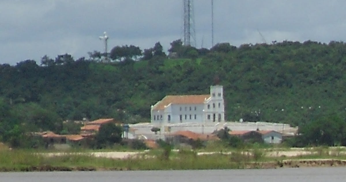 Vista aérea de cidade piauiense, com casario de telhas vermelhas e igreja central em cenário de caatinga