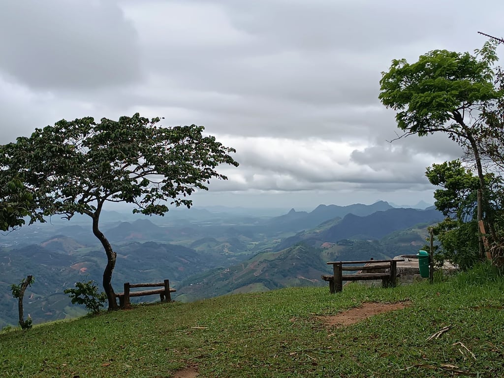 Paisagem urbana de São Gabriel da Palha com montanhas ao fundo