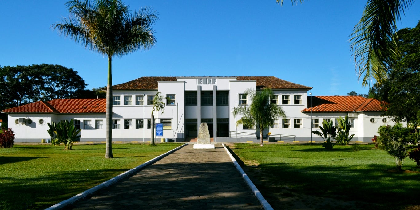 Fachada do campus Florestal da Universidade Federal de Viçosa, com áreas verdes e edifícios acadêmicos ao fundo